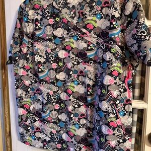 Koi lite scrub top lots of bright colors 2X
